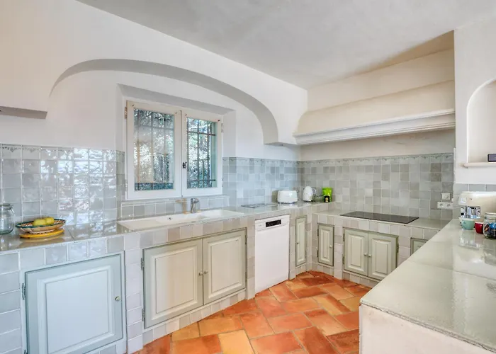 - De Standing Avec Piscine & Vue Villa