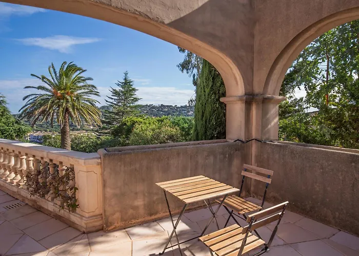 - De Standing Avec Piscine & Vue Sainte-Maxime